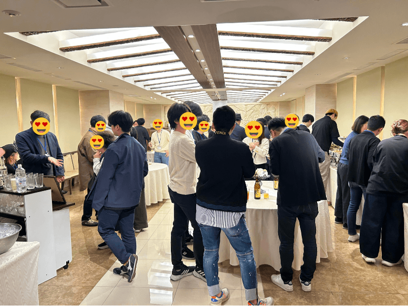 懇親会で集合写真を撮影する参加者たち