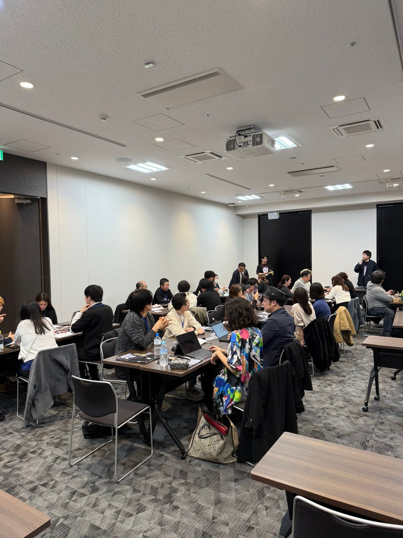 グループディスカッションで意見を共有する参加者