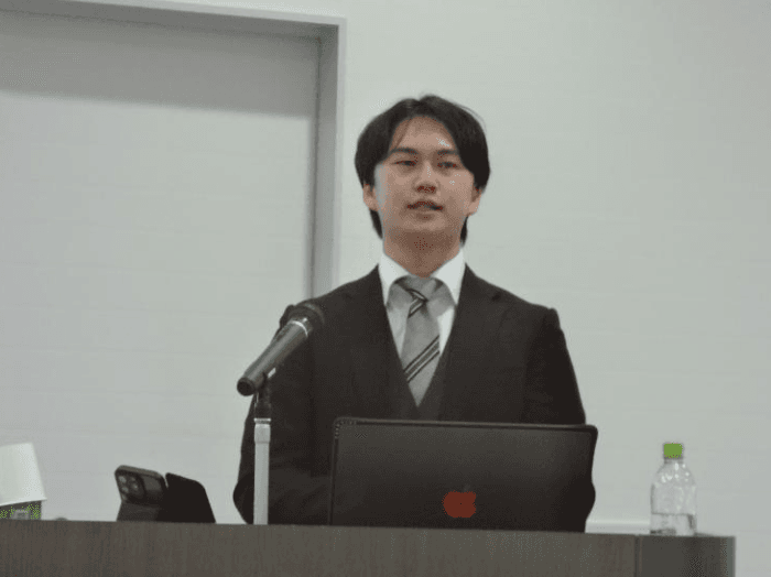 AI顧問サービスで代表が登壇している様子