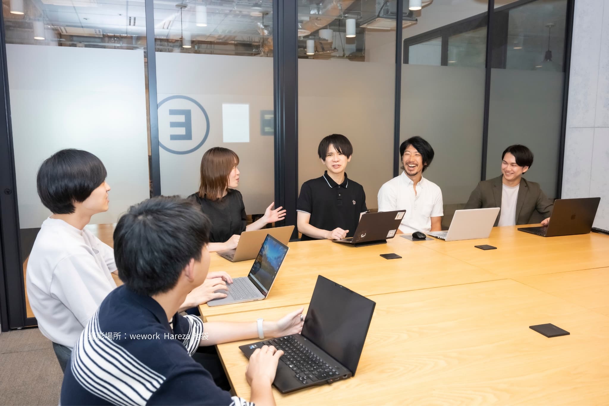 AIエージェント研修で講師がスクリーンを使って解説し参加者が学んでいる様子
