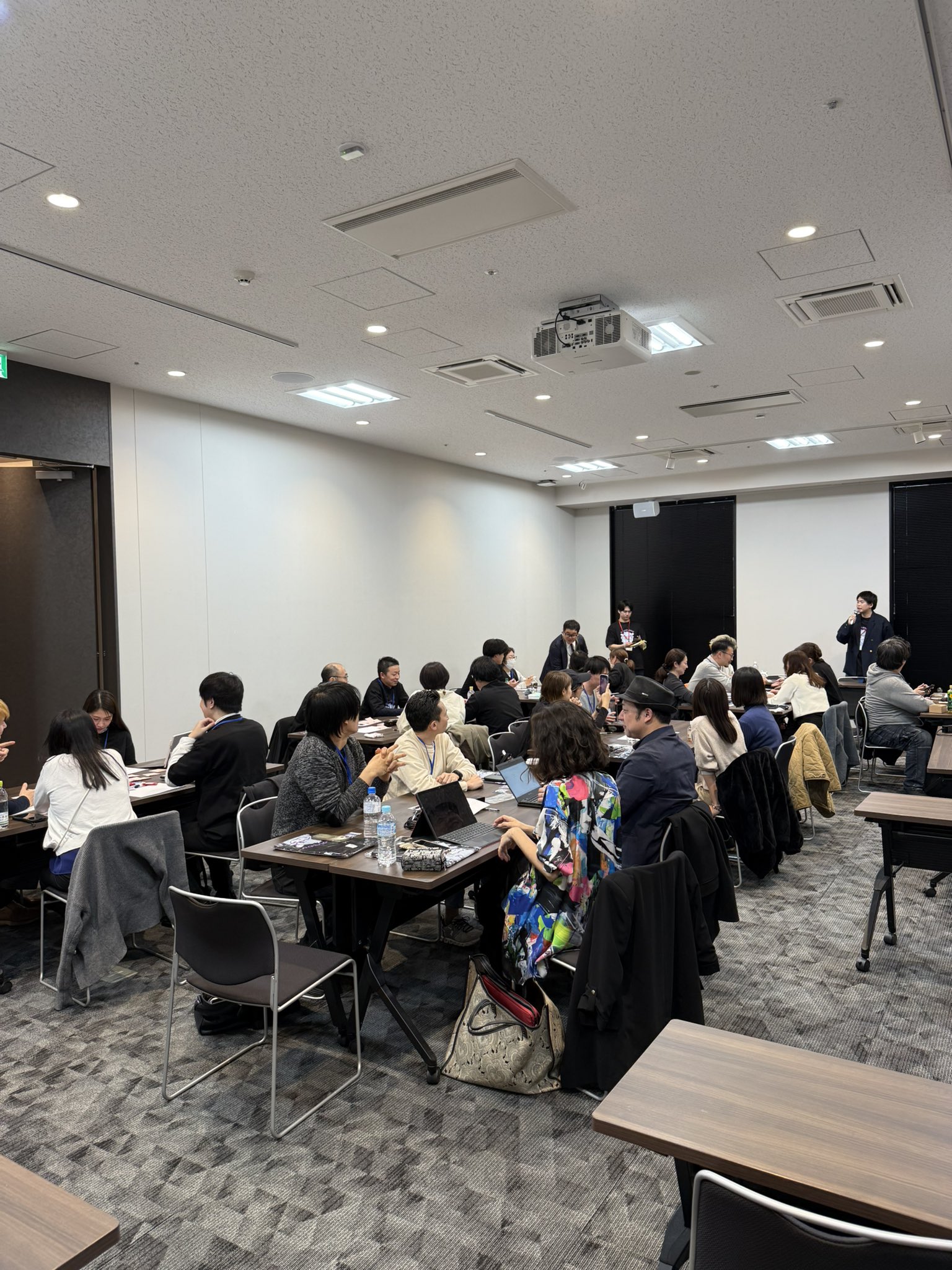 グループディスカッションで意見を共有する参加者