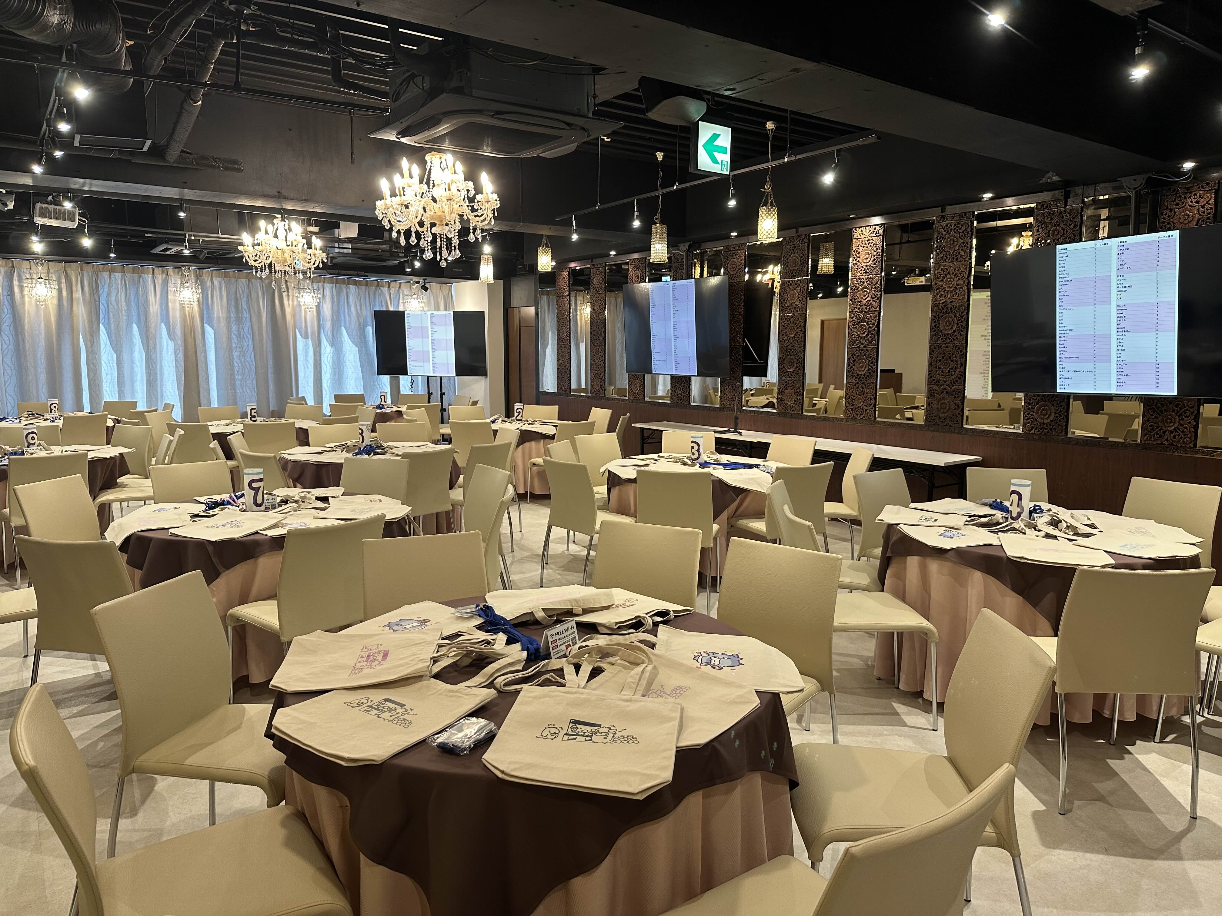 ワークショップ会場でディスカッションのメモをまとめる参加者