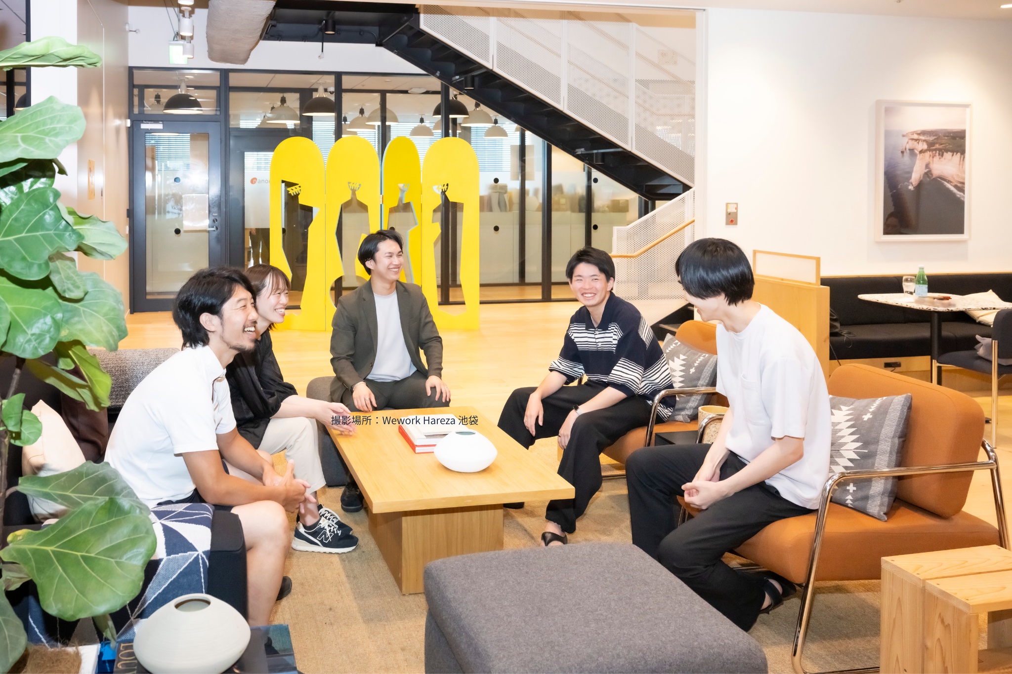 UnionAIのカルチャーを体現するメンバーがオフィスで議論している様子