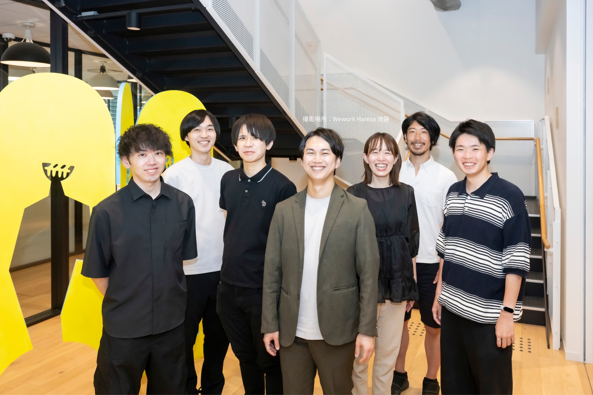 インタビューで社員がカメラに向かって経験を語っている様子